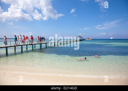 Les gens sur le quai à Punta Frances Parque Nacional avec bateau de croisière MS Deutschland (Peter Deilmann Reederei) dans l'arrière-plan, Banque D'Images