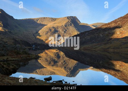 Vue le long de la vallée d'Ogwen Foel Goch mountain reflète dans Llyn Ogwen Lake dans le parc national de Snowdonia Gwynedd North Wales UK Banque D'Images