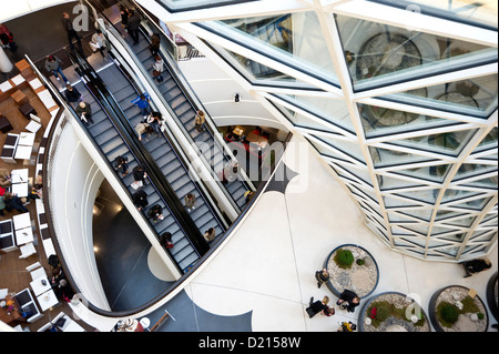 Vue de l'intérieur du centre commercial MyZeil, conçue par Massimiliano Fuksas, Francfort, Hesse, Germany, Europe Banque D'Images