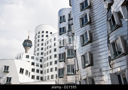 Tour de télévision et des bâtiments conçus par Frank Gehry, Düsseldorf, Rhénanie du Nord-Westphalie, Allemagne, Europe Banque D'Images