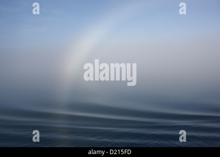Arc de brouillard au-dessus de la mer, Svalbard, Hinlopenstretet, Océan Arctique, Norvège, Europe Banque D'Images
