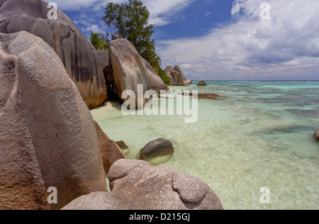 Rochers de granit sur la plage de Anse Source d'argent, La Digue, Seychelles, océan Indien Banque D'Images