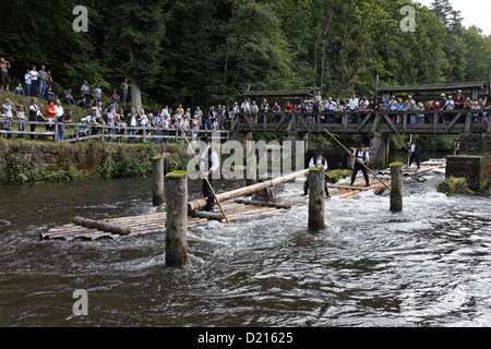 Les hommes en costumes traditionnels sur un radeau de bois, festival, rafting, rivière Nagold Altensteig, Nord de la Forêt Noire, Baden Wurttembe Banque D'Images