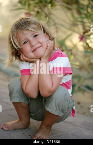 Little girl smiling at camera, Vienne, Autriche Banque D'Images