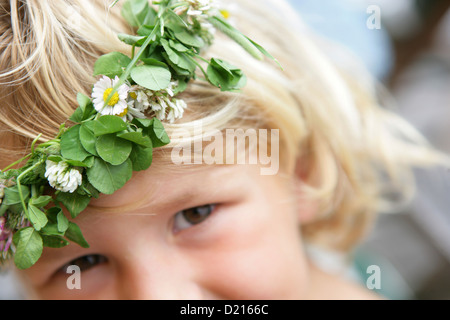 Little girl with flower garland sur sa tête, Vienne, Autriche Banque D'Images