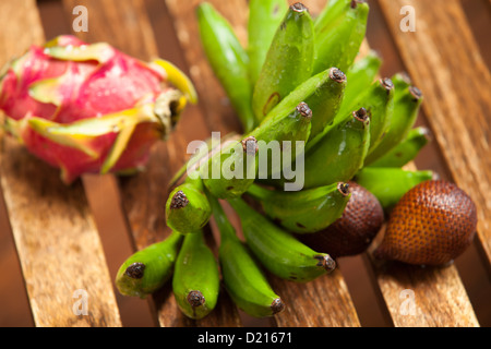 Affichage des fruits tropicaux sur table en bois dans la lumière naturelle Banque D'Images