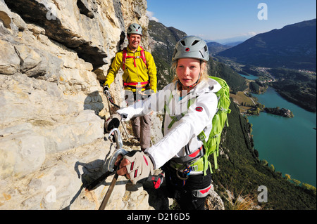 Jeune femme et jeune homme randonnées Route de corde fixe Rino Pisetta, Lago die Toblino, Sarche, Calavino, Trentin, Trentin-haut annonce Banque D'Images