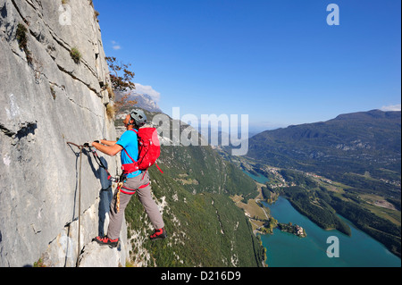 Jeune homme randonnées Route de corde fixe Rino Pisetta, Lago die Toblino, Sarche, Calavino, Trentin, Trentin-Haut-Adige, Suedtirol, Banque D'Images