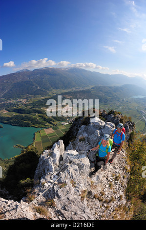 Jeune femme et jeune homme randonnées Route de corde fixe Rino Pisetta, Lago die Toblino, Sarche, Calavino, Trentin, Trentin-haut annonce Banque D'Images