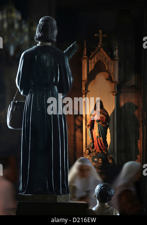 Des religieuses et des statues dans la Basilique de San Sebastian, la seule église entièrement en acier en Asie, à Manille, Philippines, Asie Banque D'Images