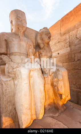 Statues égyptiennes anciennes éclairées par de la lumière artificielle dans le début de soirée au Temple de Karnak, Louxor Banque D'Images