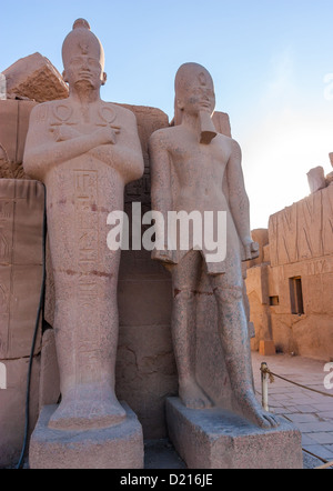 Statues anciennes en fin d'après-midi au Temple de Karnak, Louxor, Egypte Banque D'Images