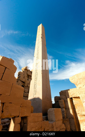 Un grand obélisque imposant dans l'ancien Temple de Karnak à Louxor, Egypte site Banque D'Images