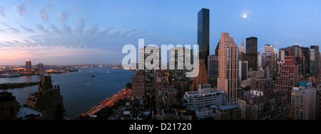 Lever de soleil sur Manhattan avec East River, New York / Panorama Banque D'Images