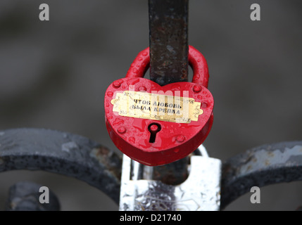 Les jetons de l'amour sur un pont traversant la rivière Vilnia à la frontière du quartier Uzupis à Vilnius Banque D'Images