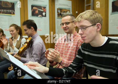 Poznan, Pologne, les personnes malentendantes à répétition au concert Banque D'Images