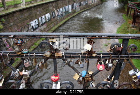 Les jetons de l'amour sur un pont traversant la rivière Vilnia à la frontière du quartier Uzupis à Vilnius Banque D'Images