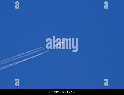 Jet avion de passagers/plan de haut vol avec des vapeurs ou des traînées de vapeur/contre le ciel bleu Banque D'Images