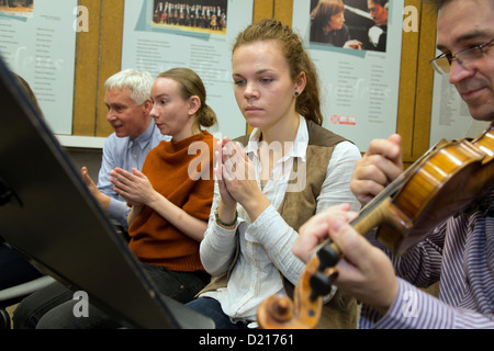 Poznan, Pologne, les personnes malentendantes à répétition au concert Banque D'Images