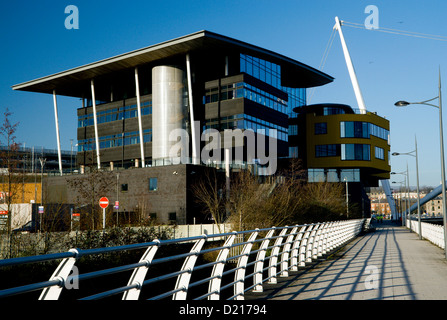 Newport University City Campus outre River Usk, Newport, Galles du Sud. Banque D'Images