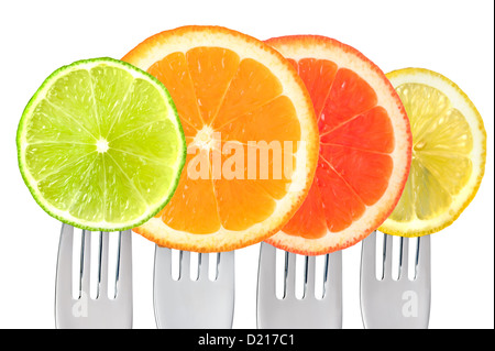 Citron vert, orange, pamplemousse, citron agrumes sur forks isolés contre white Banque D'Images