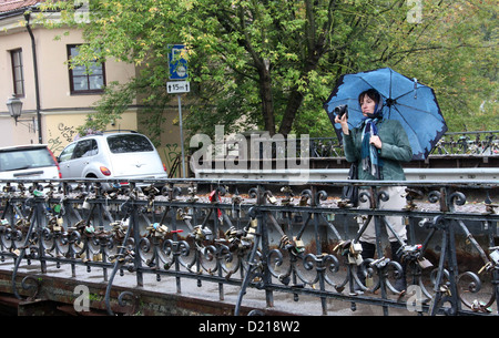 Les jetons de l'amour sur un pont traversant la rivière Vilnia à la frontière du quartier Uzupis à Vilnius Banque D'Images