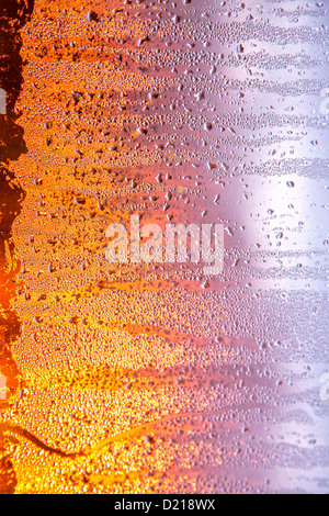 Image abstraite de perles de condensation sur une vitre avec coucher du soleil en arrière-plan Banque D'Images