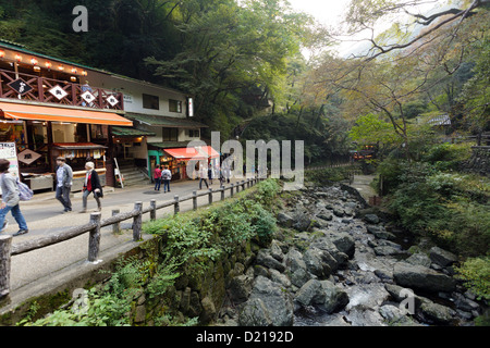 Rivière et boutiques dans le parc minoh, près de la cascade, Osaka, Japon Banque D'Images