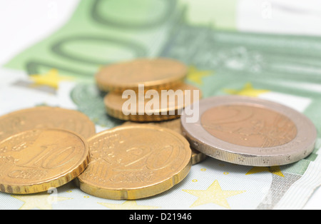 Les pièces en euros placés sur l'Euro bank note. Banque D'Images