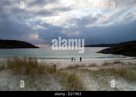 Une famille sur la plage à Achmelvich près de Lochinver à Sutherland, de l'Écosse. Banque D'Images