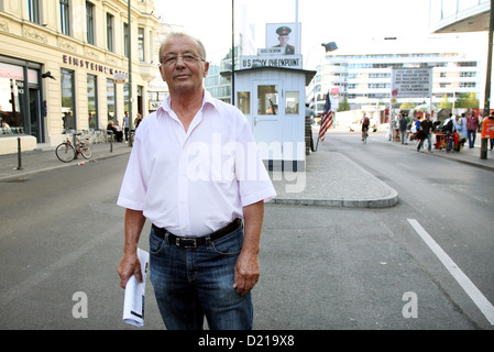 Portrait de l'assistant s'échapper à la Thurow Rudi Checkpoint Charlie à Berlin, Allemagne Banque D'Images