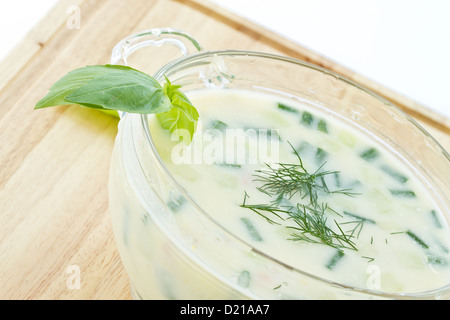 Soupe froide traditionnelle bulgare avec légumes tarator Banque D'Images