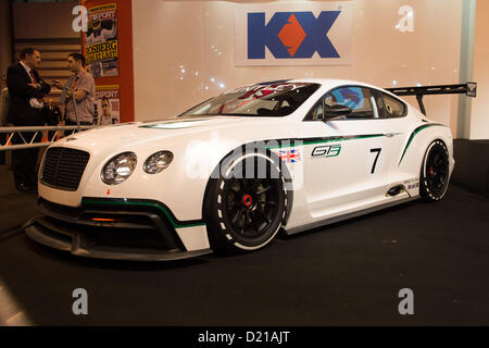 La nouvelle Bentley Continental GT3 voiture avec Brian Gush de Bentley interviewée dans l'arrière-plan à Autosport International 2013 - NEC Banque D'Images