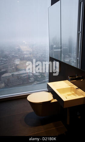 Londres, Royaume-Uni. 09 janvier 2013. Une salle de bains avec une vue vers le haut de l'aperçu de la presse au cours d'un fragment sur le 9 janvier 2013 . L'Écharde de l'Europe de l'Ouest' plus haut édifice, est ouvert c'est l'affichage, l'attraction de la galerie 'Le point de vue de la Shard" au public le 1er février 2013. (Les salles ne sera pas ouvert au public). George Henton / Alamy Live News. Banque D'Images