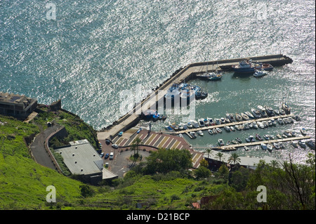 Nord-est de l'île de Madère, la ville et le port de Machico. L'océan Atlantique. Banque D'Images