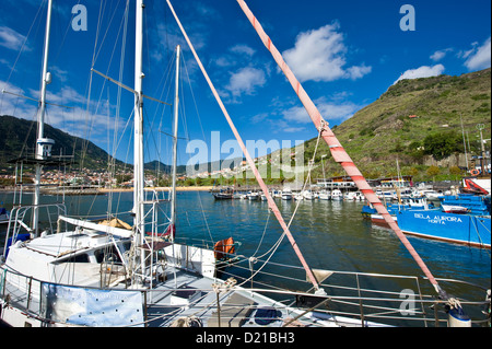 Nord-est de l'île de Madère, la ville et le port de Machico. Banque D'Images