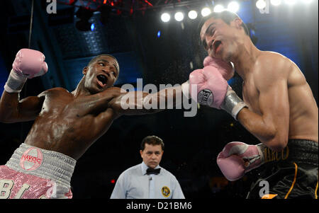 (L-R) Adrien Broner (USA), Antonio DeMarco (MEX), le 17 novembre 2012 - Boxe : Adrien Broner du United States hits Antonio DeMarco du Mexique au cours de la huitième manche de la WBC combat titre léger au Boardwalk Hall d'Atlantic City, New Jersey, United States. (Photo par Naoki Fukuda/AFLO) Banque D'Images