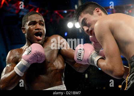 (L-R) Adrien Broner (USA), Antonio DeMarco (MEX), le 17 novembre 2012 - Boxe : Adrien Broner du United States hits Antonio DeMarco du Mexique dans le titre léger WBC bout au Boardwalk Hall d'Atlantic City, New Jersey, United States. (Photo par Naoki Fukuda/AFLO) Banque D'Images