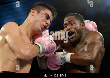 (L-R) Antonio DeMarco (MEX), Adrien Broner (USA), le 17 novembre 2012 - Boxe : Adrien Broner du United States hits Antonio DeMarco du Mexique dans le titre léger WBC bout au Boardwalk Hall d'Atlantic City, New Jersey, United States. (Photo par Naoki Fukuda/AFLO) Banque D'Images