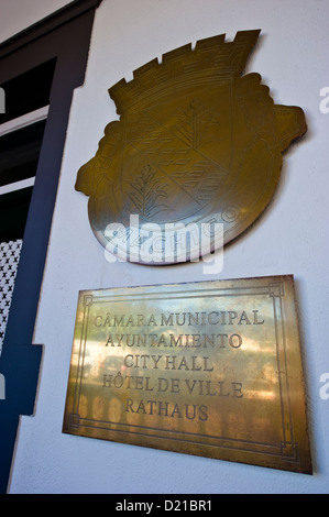 Nord-est de l'île de Madère, la ville et le port de Machico. Camara Municipal de Machico. Banque D'Images