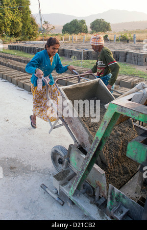 Les Indiens de faire des blocs de béton. L'Andhra Pradesh, Inde Banque D'Images