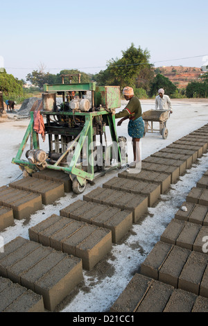 Les Indiens de faire des blocs de béton. L'Andhra Pradesh, Inde Banque D'Images