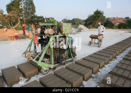 Les Indiens de faire des blocs de béton. L'Andhra Pradesh, Inde Banque D'Images