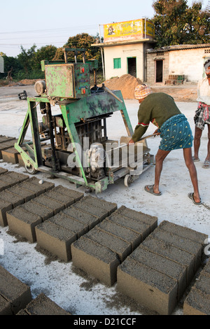 Les Indiens de faire des blocs de béton. L'Andhra Pradesh, Inde Banque D'Images