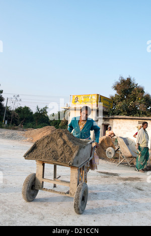 Les Indiens de faire des blocs de béton. L'Andhra Pradesh, Inde Banque D'Images