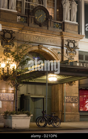 Entrée de côté de la R. H. Macy & Co. Inc. la nuit sur la 34e rue à Manhattan, New York City Banque D'Images