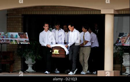 PORT SHEPSTONE, AFRIQUE DU SUD : Les membres qui font de la famille Stander Burry's coffin que son corps quitte l'Église colons norvégiens le 10 janvier 2013 à Port Shepstone, Afrique du Sud. Cycliste olympique, Burry Sanders a été tragiquement tué dans un délit de fuite par un taxi alors que la formation, le chauffeur de taxi a été accusé d'homicide coupable. (Photo par Gallo Images / The Times / Tebogo Letsie) Banque D'Images