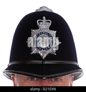 Close up d'un agent de police britannique portant le casque traditionnel avec ses yeux qui vous regardent, studio shot. Banque D'Images