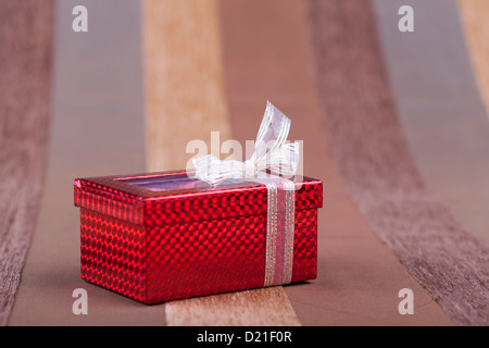 Une belle boîte rouge sur un fond macro artistique studio shot Banque D'Images