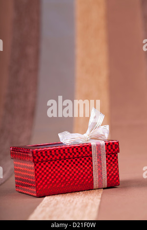 Une belle boîte rouge sur un fond macro artistique studio shot Banque D'Images